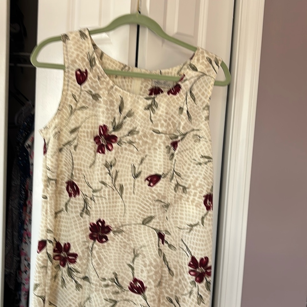 Sleeveless dress with maroon flowers, zipper closure
